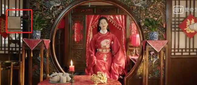 Trong đêm tân hôn của quận chúa Lưu Linh (Viên Băng Nghiên), căn phòng được thắp đầy nến. Tuy nhiên, ánh sáng qua khung cửa vô tình tiết lộ đoàn phim đã thực hiện cảnh quay này vào ban ngày. 
