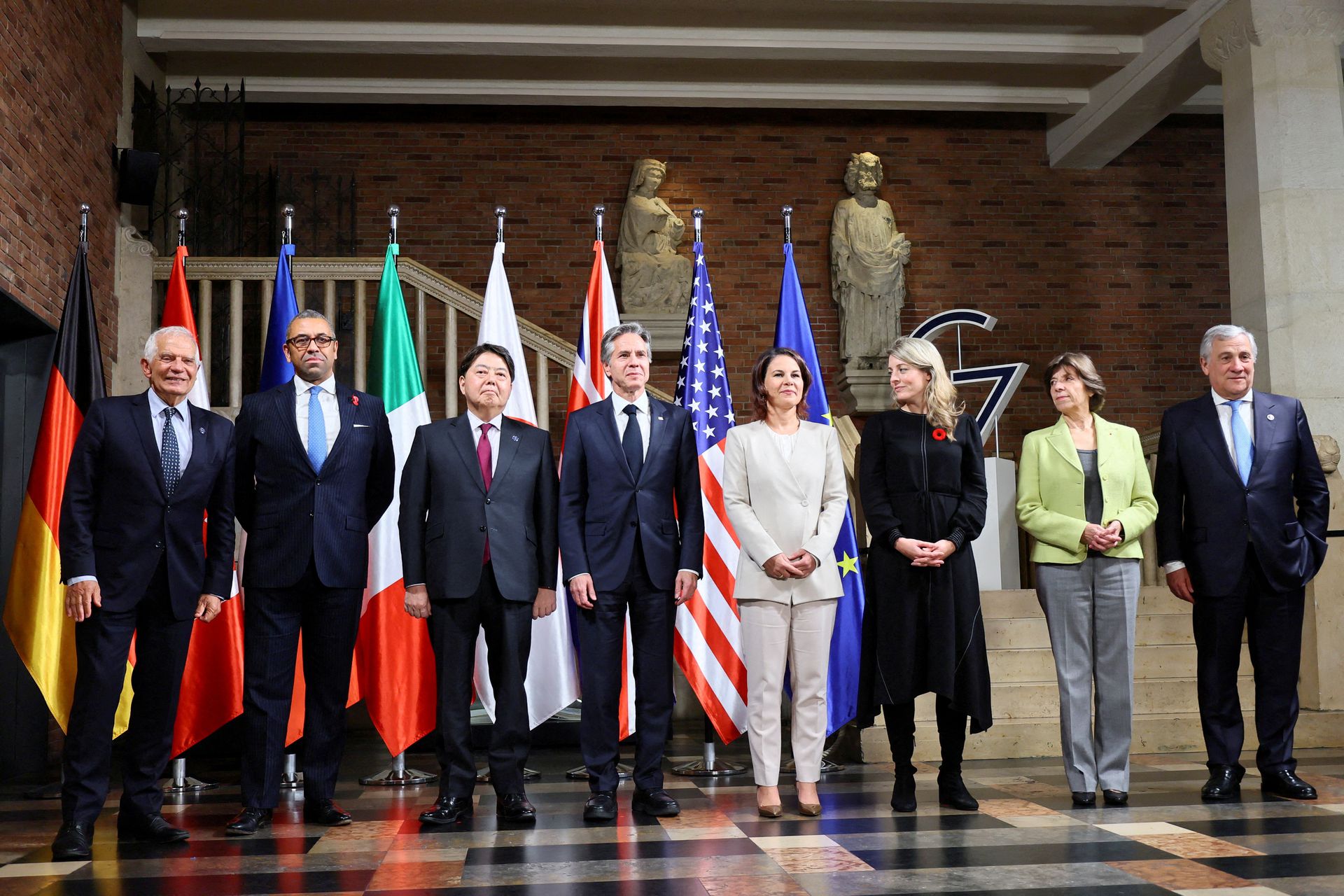 Ngoại trưởng các quốc gia trong nhóm G7 và Úc chụp ảnh chung sau phiên làm việc hôm 3/11.