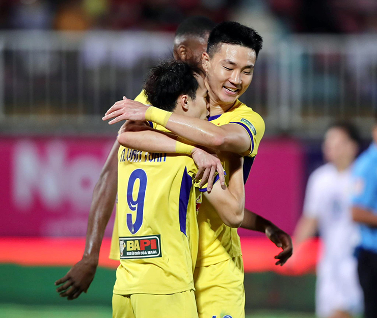 Văn Toàn và An Sea Hee lập công giúp HAGL thắng Nam Định 2-0.