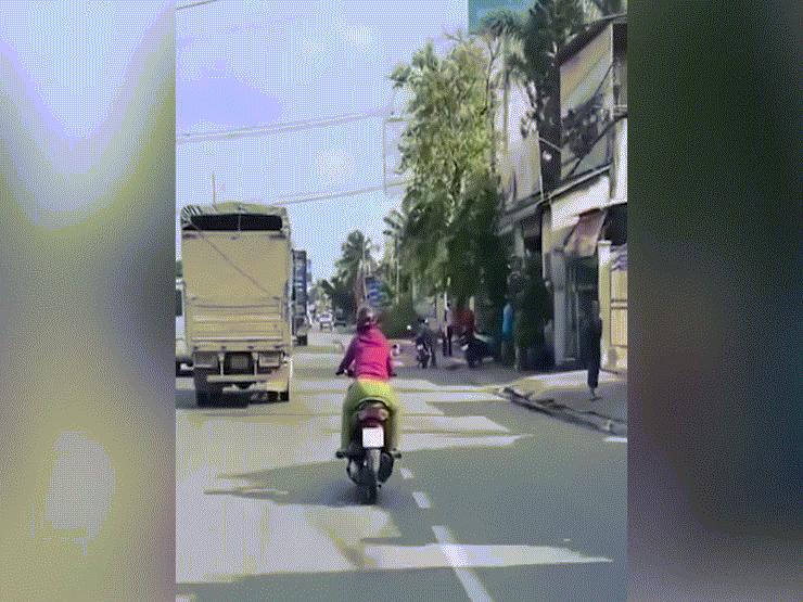 Tin tức trong ngày - Lại xuất hiện clip người phụ nữ đùa với 'thần chết' gây bão mạng