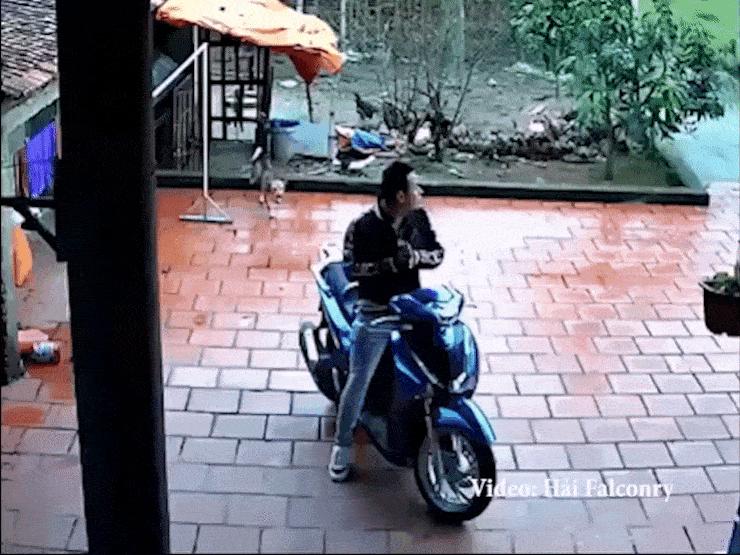Xe máy - Xe đạp - Clip: Bị "chủ nhà" xua đuổi nhưng chàng trai vẫn không chịu buông xe máy ra
