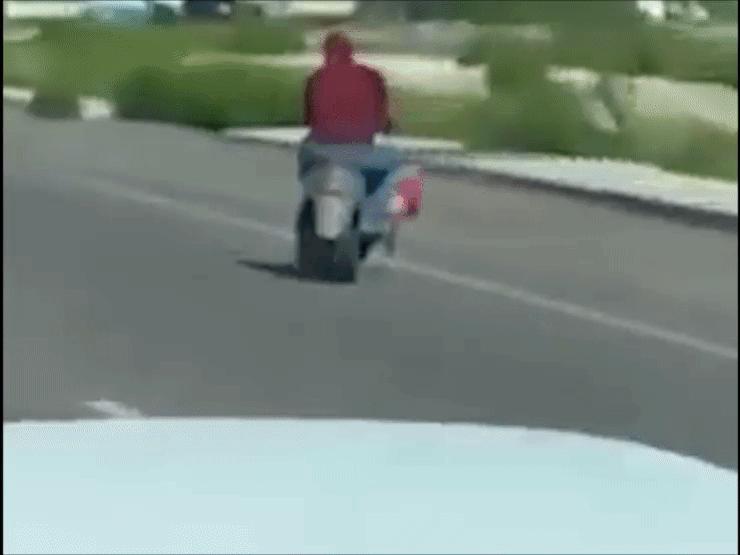 Xe máy - Xe đạp - Clip: Bật cười khi người đàn ông đi xe máy với tư thế "lạ"