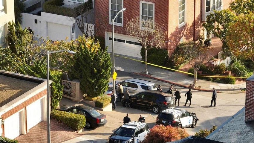 Lực lượng cảnh sát thành phố San Francisco, bang California và đặc vụ của Cục Điều tra Liên bang (FBI) tập trung trước nhà của Chủ tịch Hạ viện Nancy Pelosi vào ngày 28-10. Ảnh: CNN