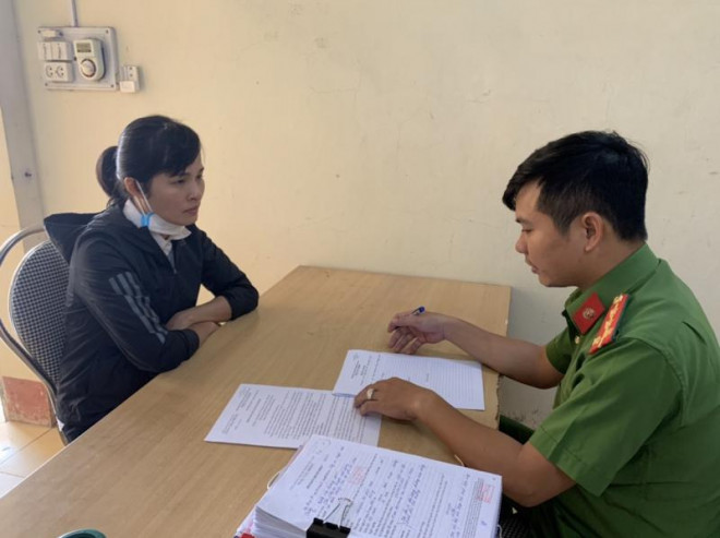 Công an huyện Cẩm Giàng làm việc với đối tượng&nbsp;Nguyễn Thị Yến Hoa.