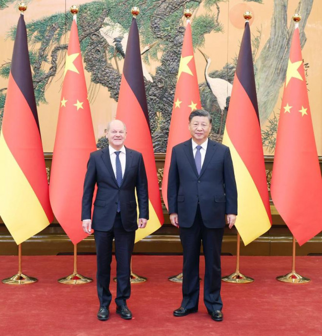 Thủ tướng Đức Olaf Scholz (bên trái) và Chủ tịch Trung Quốc Tập Cận Bình (bên phải). ẢNH: TÂN HOA XÃ