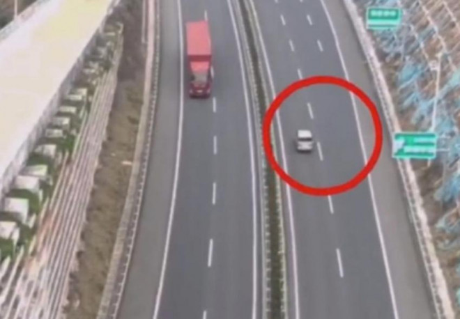 Chiếc xe mất thắng của anh Tạ chạy với vận tốc 126 km/h liên tục trong 2 giờ trên đường cao tốc tỉnh Chiết Giang, Trung Quốc. ẢNH: WEIBO