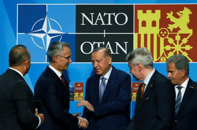 Tổng thống Thổ Nhĩ Kỳ Erdogan cùng lãnh đạo Thụy Điển, Phần Lan và đại diện NATO sau cuộc đàm phán ở Madrid hồi tháng 6 vừa qua. Ảnh: The Guardian