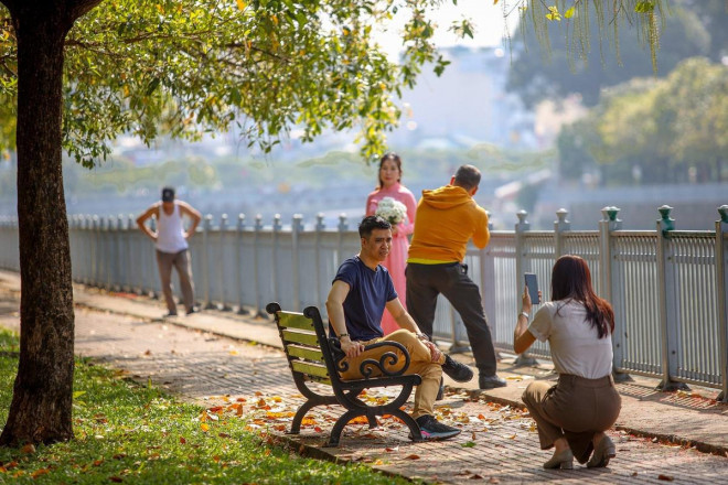 Cung đường lá vàng độc đáo ven kênh Nhiêu Lộc - Thị Nghè, người dân đua nhau &#34;check-in&#34; - 8