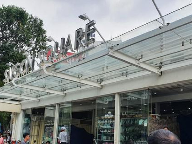 Thị trường - Tiêu dùng - Ki-ốt trùm bạt, nhân viên ngồi chơi sau vụ ''thiên đường mua sắm'' bị đột kích