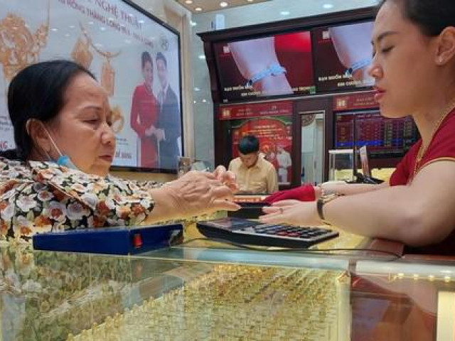 Kinh doanh - Nhiều người dốc tiền mua vàng, chờ ''lướt sóng'' dịp Tết