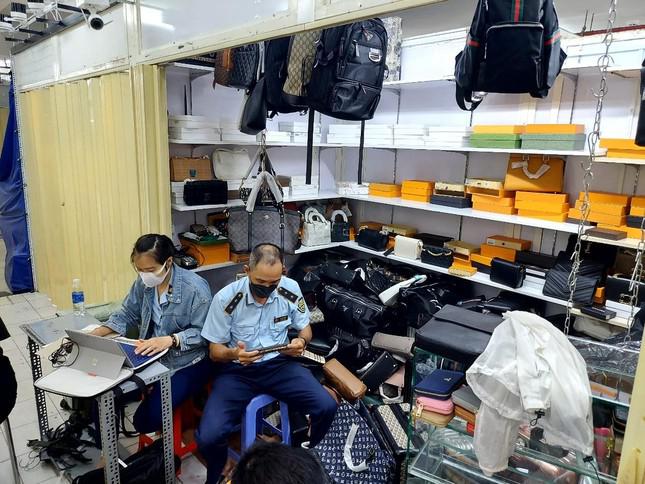 Trước đó, trong hai ngày 1 và 2/11, Tổng Cục Quản lý thị trường kết hợp cùng các lực lượng chức năng ở TPHCM đã tiến hành kiểm tra đồng loạt các gian hàng tại Saigon Square, thu giữ hàng nghìn sản phẩm là quần áo, giày dép, túi xách, ví cầm tay, balo, thắt lưng, bông tai... mang các nhãn hiệu Chanel, Gucci, Dior, Louis Vuitton, Montblanc, Hermes, YVES SAINT LAURENT, BURBERRY...