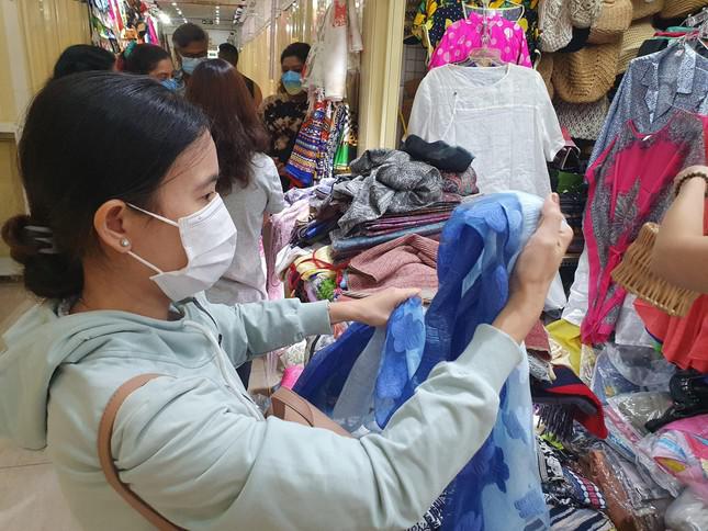 Một quầy bán khăn choàng, áo len khá đông khách. Sản phẩm đang được bán tại Saigon Square sau đợt kiểm tra phần lớn đều không phải hàng nhái hoặc "mượn mác" thương hiệu nổi tiếng để bán cho người tiêu dùng.