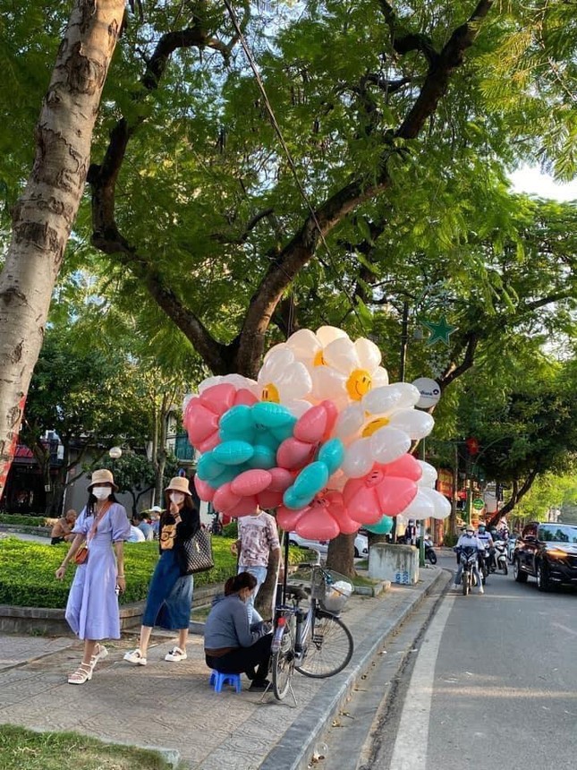 Giới trẻ Hà Nội "đu trend" chụp ảnh với bóng bay hoa cúc: Bị ép giá, chưa chụp xong bóng đã bay mất! - 2