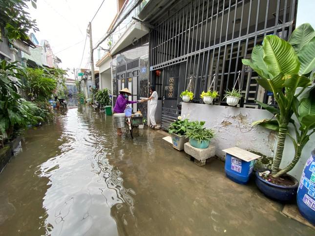 Theo ghi nhận, một số tuyến hẻm trên đường 41, phường Hiệp Bình Chánh bị ngập sâu suốt khoảng một tuần qua.