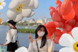 Bạn trẻ - Cuộc sống - Giới trẻ Hà Nội "đu trend" chụp ảnh với bóng bay hoa cúc: Bị ép giá, chưa chụp xong bóng đã bay mất!