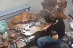 Pháp luật - Đang ngồi trông nhà, bà chủ cửa hàng cám bị thanh niên lao tới đâm trọng thương