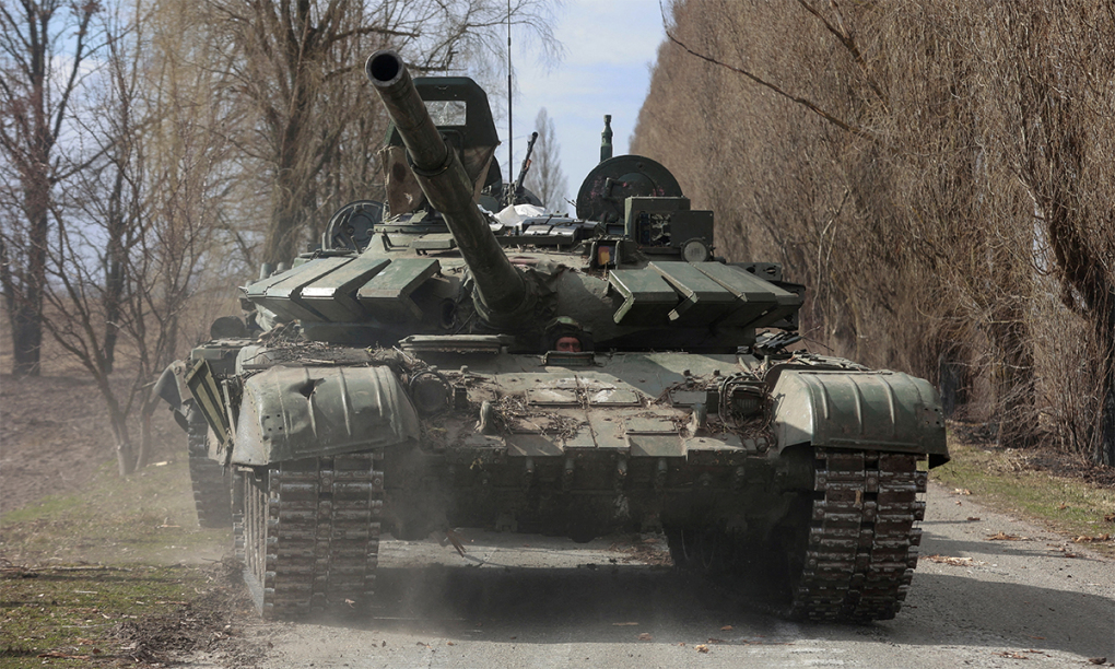 Binh sĩ Ukraine lái xe tăng T-72 trên chiến trường (ảnh: CNN)