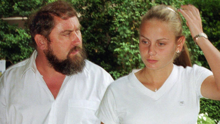 Ông Damir Dokic (trái) bị con gái ruột kiêm học trò cũ của mình, cựu tay vợt nữ số 4 thế giới Jelena Dokic tố từng đánh cô bất tỉnh năm 16 tuổi trên sân tập tennis
