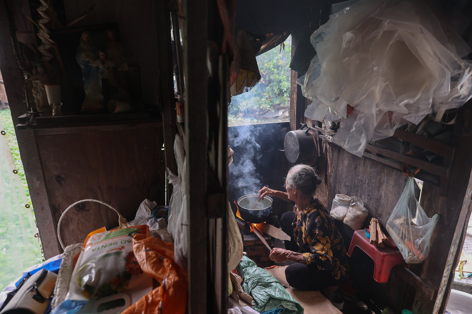 Cuộc sống cô độc của cụ bà 74 tuổi lênh đênh trên thuyền giữa Sài Gòn - 14
