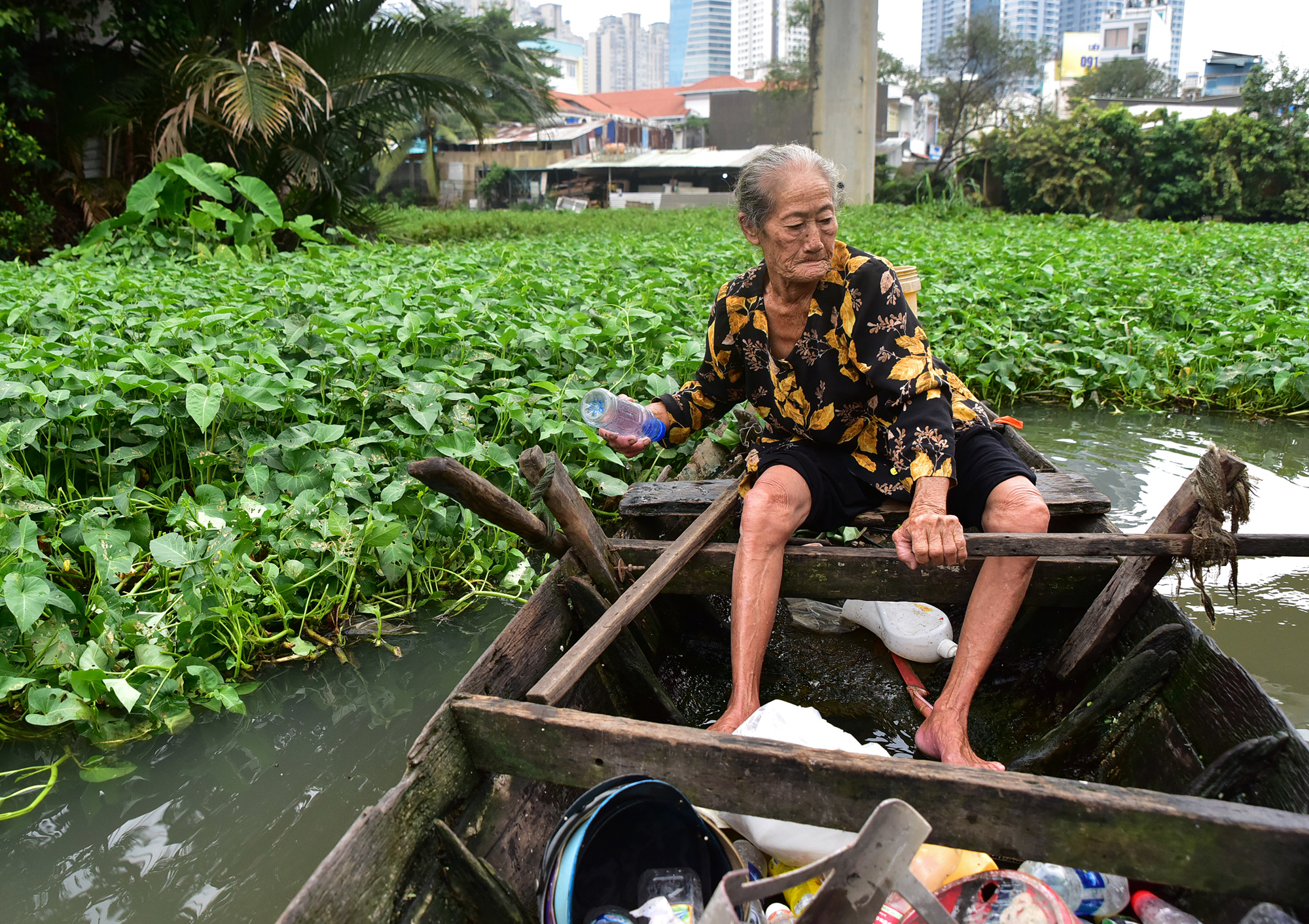 Cuộc sống cô độc của cụ bà 74 tuổi lênh đênh trên thuyền giữa Sài Gòn - 3