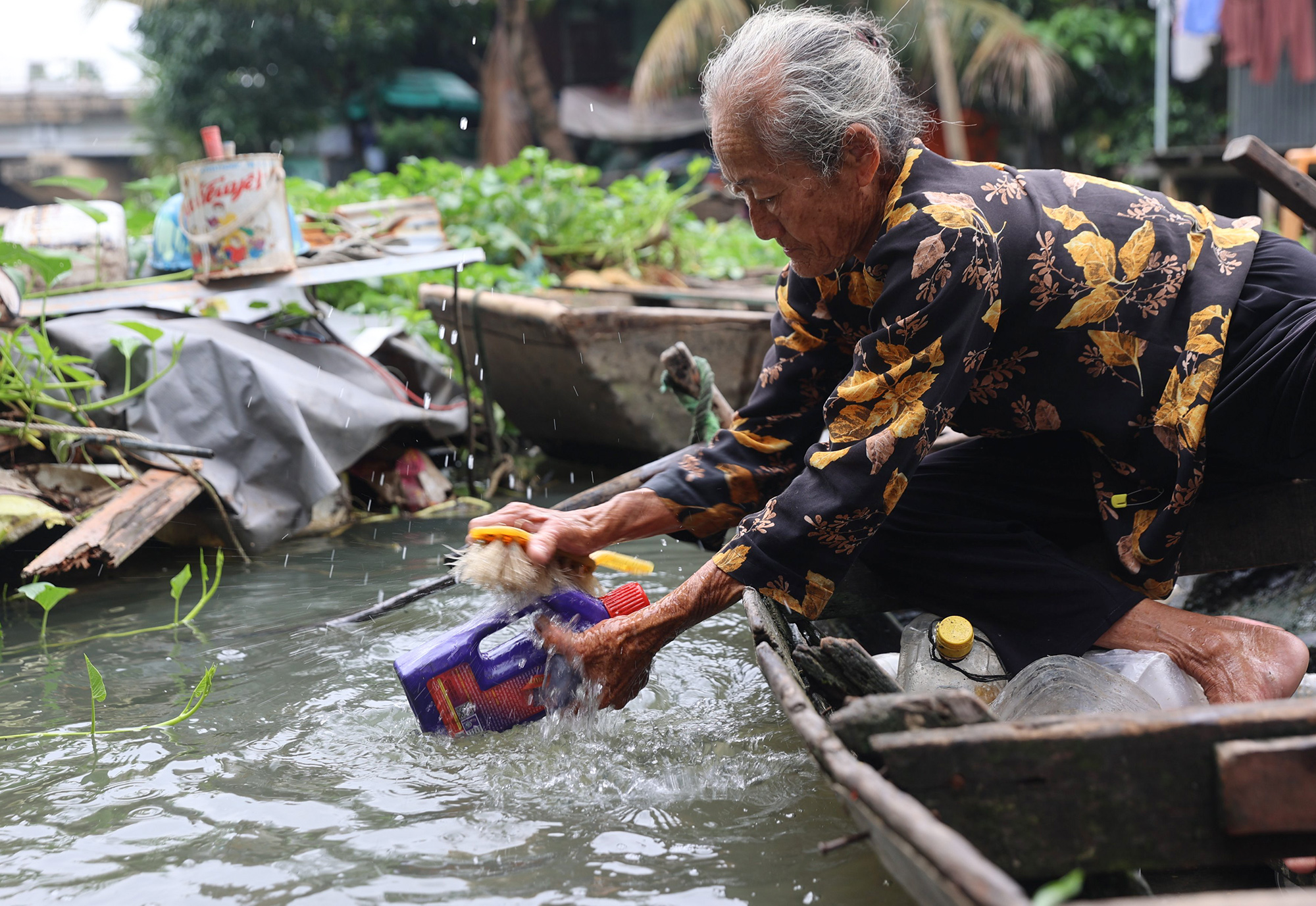Cuộc sống cô độc của cụ bà 74 tuổi lênh đênh trên thuyền giữa Sài Gòn - 6
