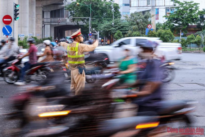 Cảnh sát giao thông ở Thủ đô rất áp lực - 2