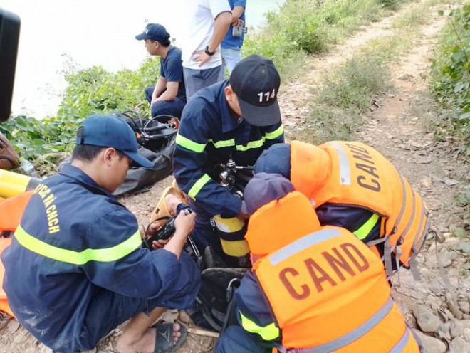 Lực lượng PCCC-CNCH Công an tỉnh Đắk Lắk chuẩn bị thiết bị lặn tìm kiếm nạn nhân