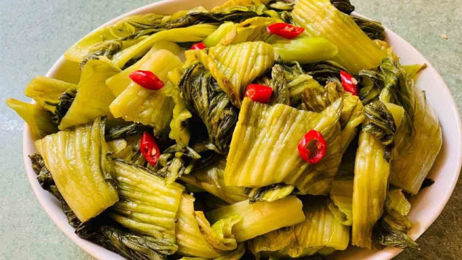 Không nên ăn dưa quá chín, quá chua, màu vàng úng, nước nổi váng trắng. Ảnh minh họa