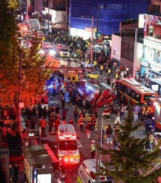 Hiện trường vụ giẫm đạp trong sự kiện Halloween trên phố Itaewon, Seoul đêm 29/10. Ảnh - Yonhap