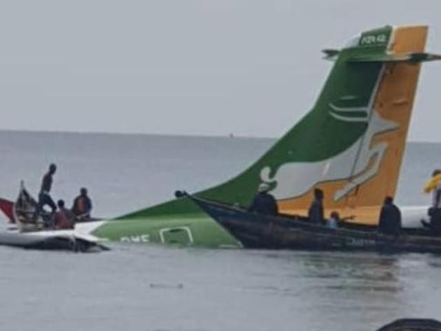 Thế giới - Máy bay chở khách lao xuống hồ ở Tanzania