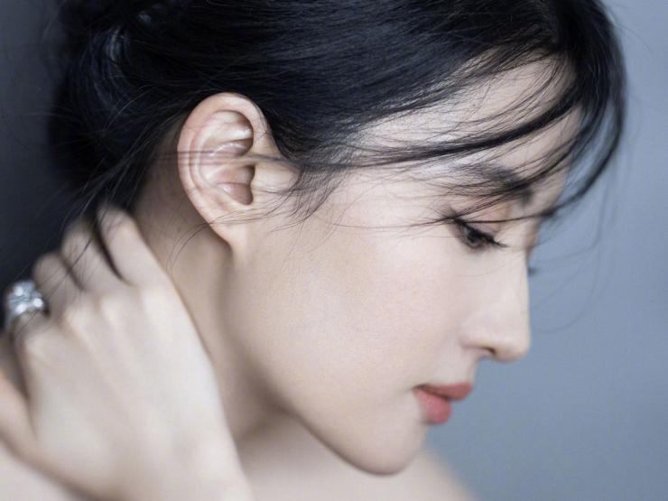 Nét ngoại hình hiếm có của Lưu Diệc Phi, Địch Lệ Nhiệt Ba,... khiến đàn em chào thua