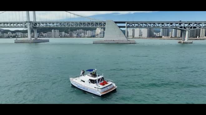 Trấn Thành có “vợ mới”, Hari Won công khai mặc váy cưới với trai lạ