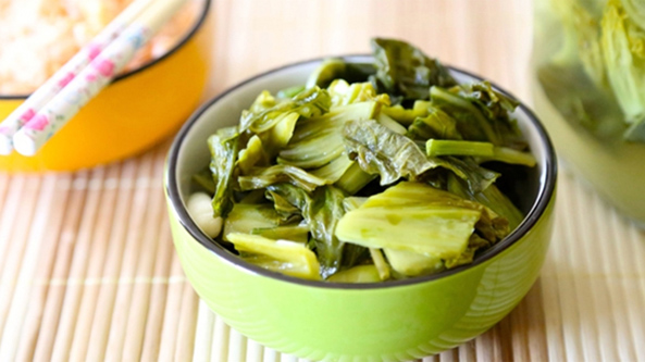 Ăn quá nhiều dưa muối sẽ tăng nguy cơ gây bệnh dạ dày và tăng huyết áp. Ảnh minh họa