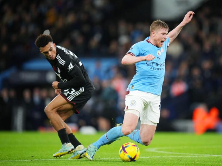 Bóng đá - De Bruyne "câu" penalty cuối trận: Fan bức xúc kêu oan hộ Salah &amp; Sancho