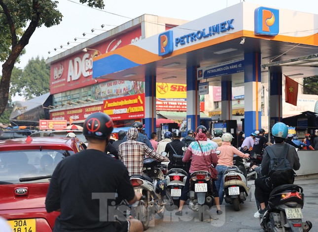 Tại cây xăng trên đường Nguyễn Trãi - quận Thanh Xuân người dân xếp hàng dài chờ đợi để đến lượt mua xăng