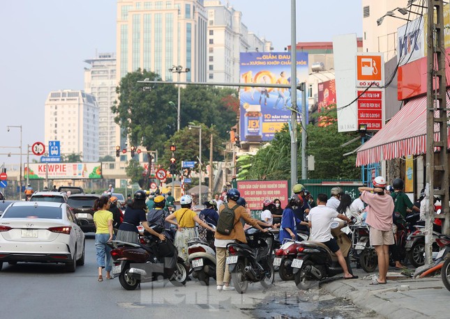 Người Hà Nội chạy khắp nơi tìm cây xăng, vật vã xếp hàng để đổ… 30.000 đồng - 6