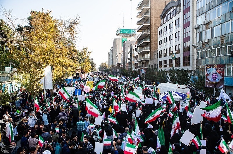 Người Iran đổ ra đường thể hiện sự ủng hộ với chính phủ trong ngày 4/11.