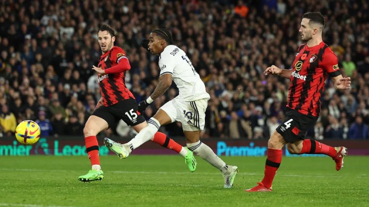 Trận đấu giữa Leeds (áo trắng) và Bournemouth diễn ra kịch tính