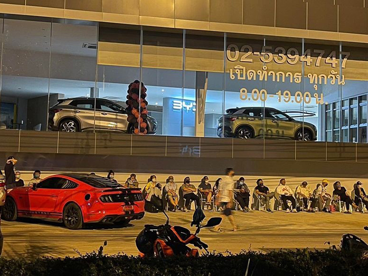Tin tức ô tô - Hàng trăm người xếp hàng xuyên đêm chờ mua xe điện của Trung Quốc