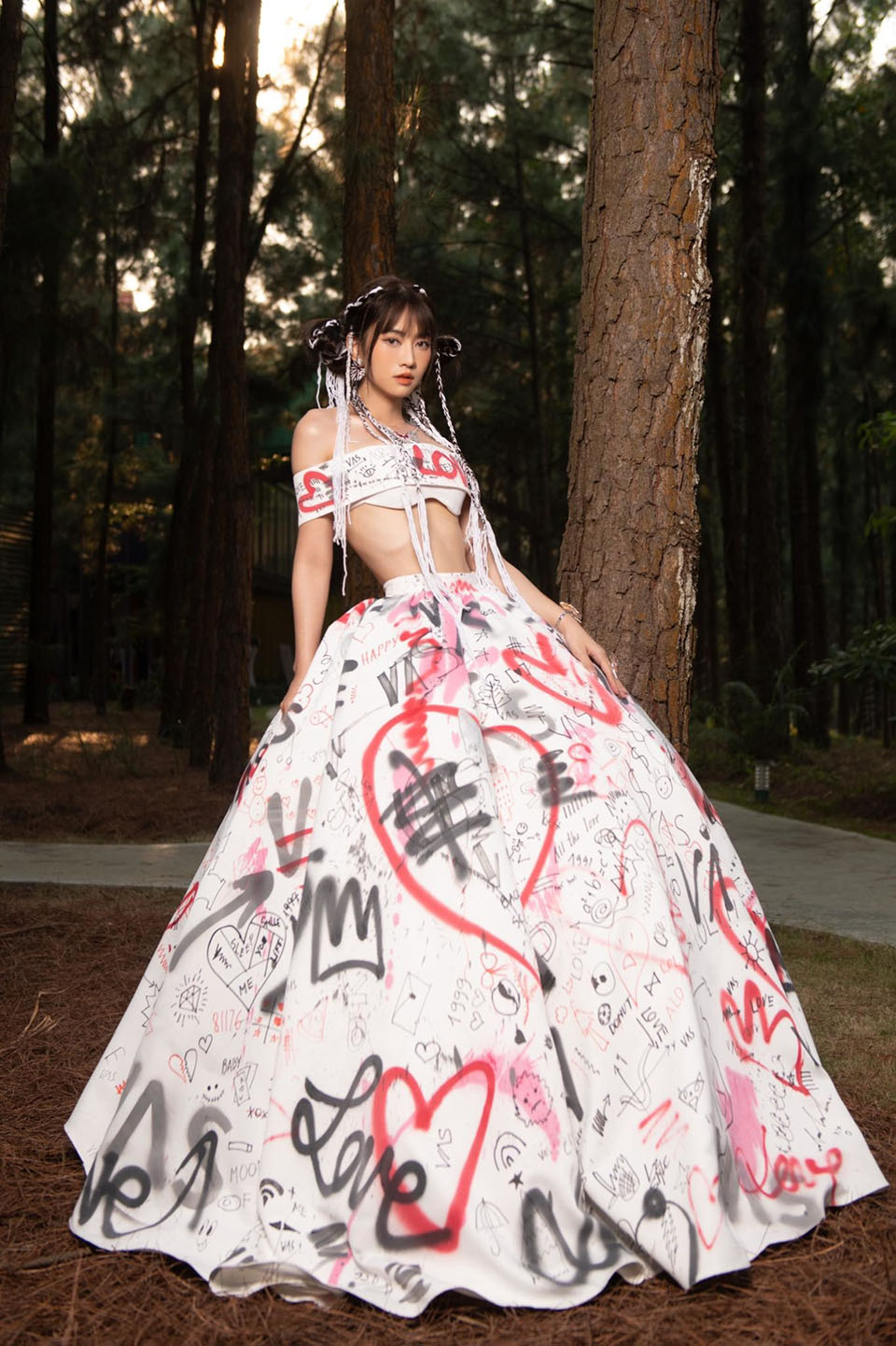 “Hoa hậu Siêu quốc gia 2013” diện váy cưới nặng 20kg diễn giữa rừng thông - 10