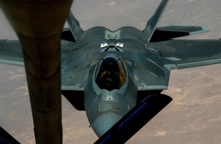 Tiêm kích tàng hình F-22 của Mỹ cất cánh từ căn cứ quân sự ở Qatar và thực hiện nhiệm vụ tiếp nhiên liệu trên không vào năm 2019.