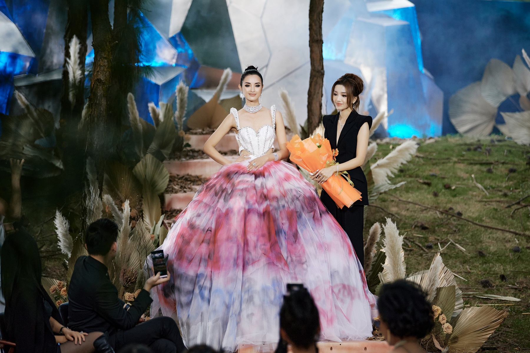 “Hoa hậu Siêu quốc gia 2013” diện váy cưới nặng 20kg diễn giữa rừng thông - 3