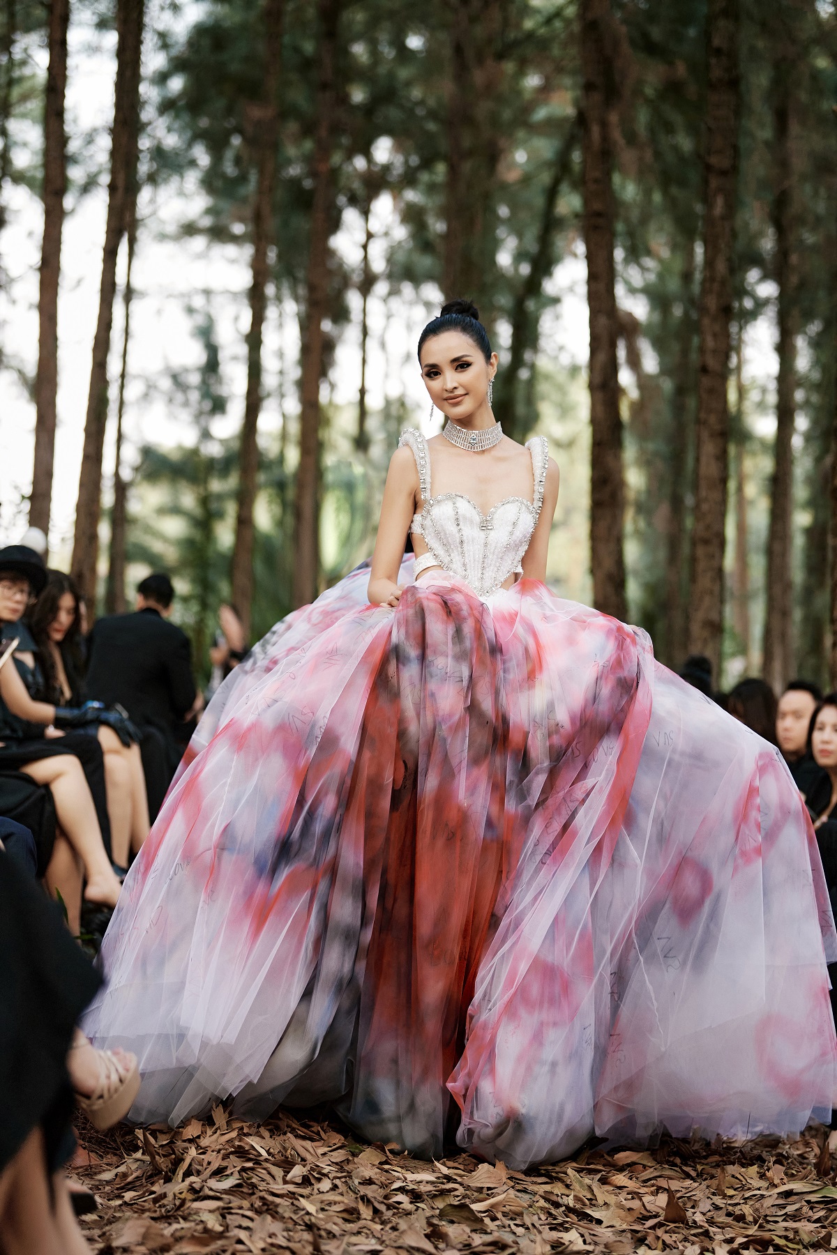 “Hoa hậu Siêu quốc gia 2013” diện váy cưới nặng 20kg diễn giữa rừng thông - 1