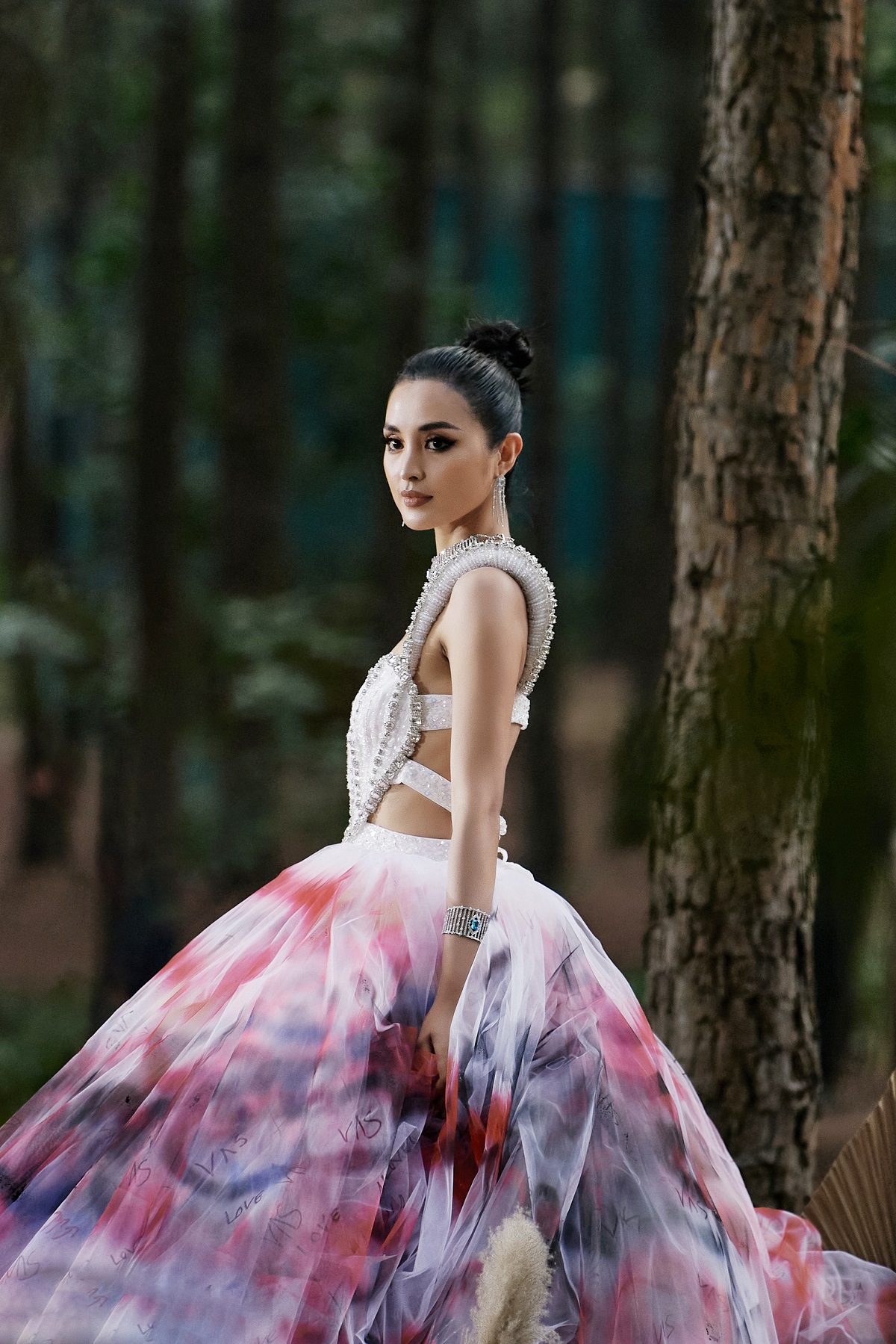“Hoa hậu Siêu quốc gia 2013” diện váy cưới nặng 20kg diễn giữa rừng thông - 2