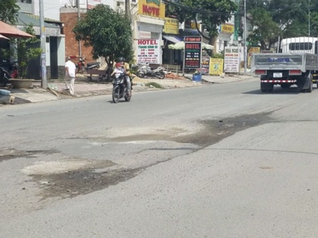 Tin tức trong ngày - CLIP: Người đàn ông sụp ổ gà tử vong ở quận Bình Tân