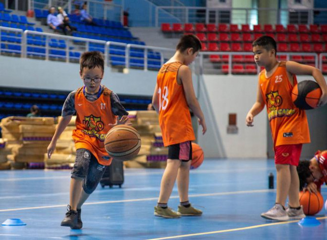 Nhiều gia đình đã cho con tham gia các khoá học bóng rổ để phát triển thể lực và chiều cao