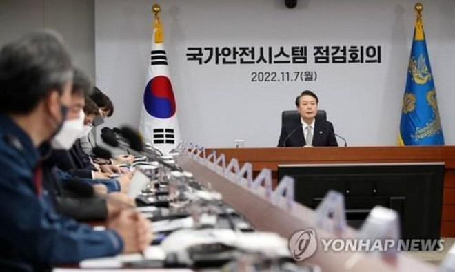 Tổng thống Hàn Quốc Yoon Suk-yeol chủ trì cuộc họp về các quy định an toàn quốc gia tại văn phòng tổng thống ở thủ đô Seoul vào ngày 7-11. Ảnh: YONHAP