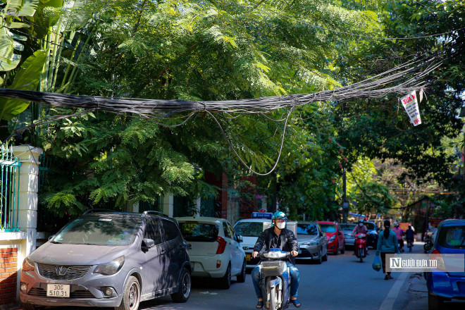 &#34;Mạng nhện&#34; chằng chịt, treo lơ lửng trên đầu người dân - 4