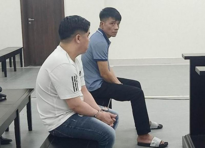 Hai bị cáo Long và Hưng tại phiên tòa.