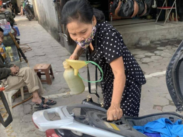 Thị trường - Tiêu dùng - Bộ Công thương lên tiếng về thông tin "cấm mua xăng bằng thùng, can, chai"